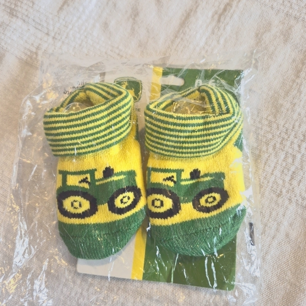 John Deere baby boy size 0-6 months socks tractor design NEW
